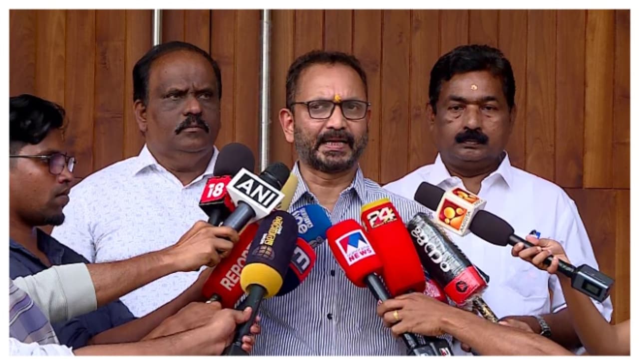 വയനാട് ദുരന്തം; 'ഹെലികോപ്റ്റർ ഇറക്കിയതിന് പൈസ ചോദിച്ചത് വ്യാജ കഥ, കാല കാലങ്ങളായി നടക്കുന്നത്': കെ സുരേന്ദ്രൻ വയനാട് ദുരന്തം; 'ഹെലികോപ്റ്റർ ഇറക്കിയതിന് പൈസ ചോദിച്ചത് വ്യാജ കഥ, കാല കാലങ്ങളായി നടക്കുന്നത്': കെ സുരേന്ദ്രൻ