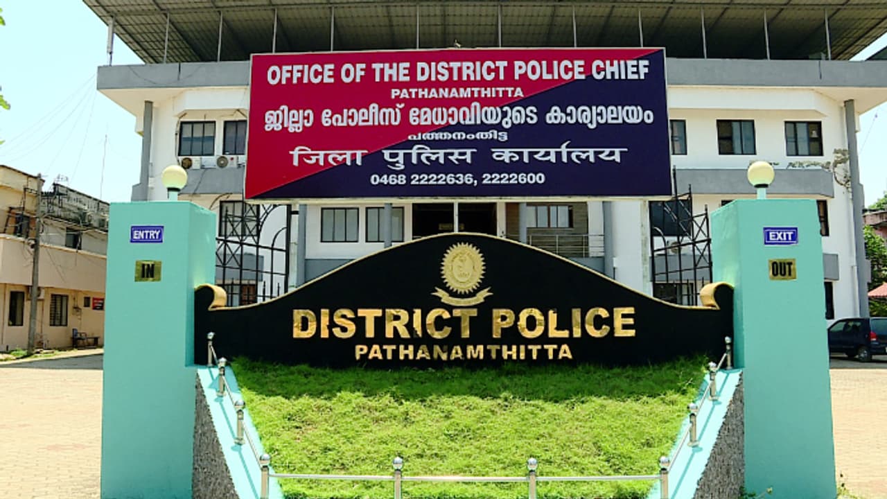 ശൈശവ വിവാഹം നടന്നെന്ന് ഊമക്കത്ത്; പത്തനംതിട്ടയിൽ 17കാരി പ്രസവിച്ചു, കൂടെ താമസിക്കുന്ന ബസ് കണ്ടക്ടർ അറസ്റ്റിൽ ശൈശവ വിവാഹം നടന്നെന്ന് ഊമക്കത്ത്; പത്തനംതിട്ടയിൽ 17കാരി പ്രസവിച്ചു, കൂടെ താമസിക്കുന്ന ബസ് കണ്ടക്ടർ അറസ്റ്റിൽ