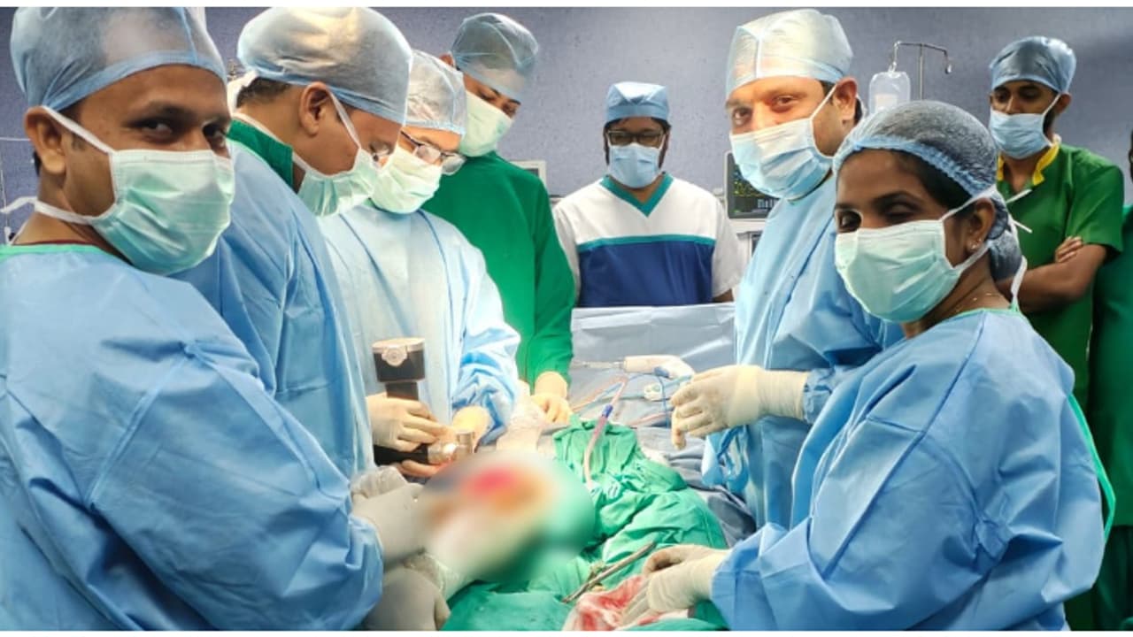 നിൽക്കാൻ പോലും പറ്റില്ല, 71കാരിയുടെ സ്ഥിതി ദയനീയം; വളരെ സങ്കീർണമായ ഇടുപ്പ് മാറ്റിവയ്ക്കല് ശസ്ത്രക്രിയ വിജയം നിൽക്കാൻ പോലും പറ്റില്ല, 71കാരിയുടെ സ്ഥിതി ദയനീയം; വളരെ സങ്കീർണമായ ഇടുപ്പ് മാറ്റിവയ്ക്കല് ശസ്ത്രക്രിയ വിജയം