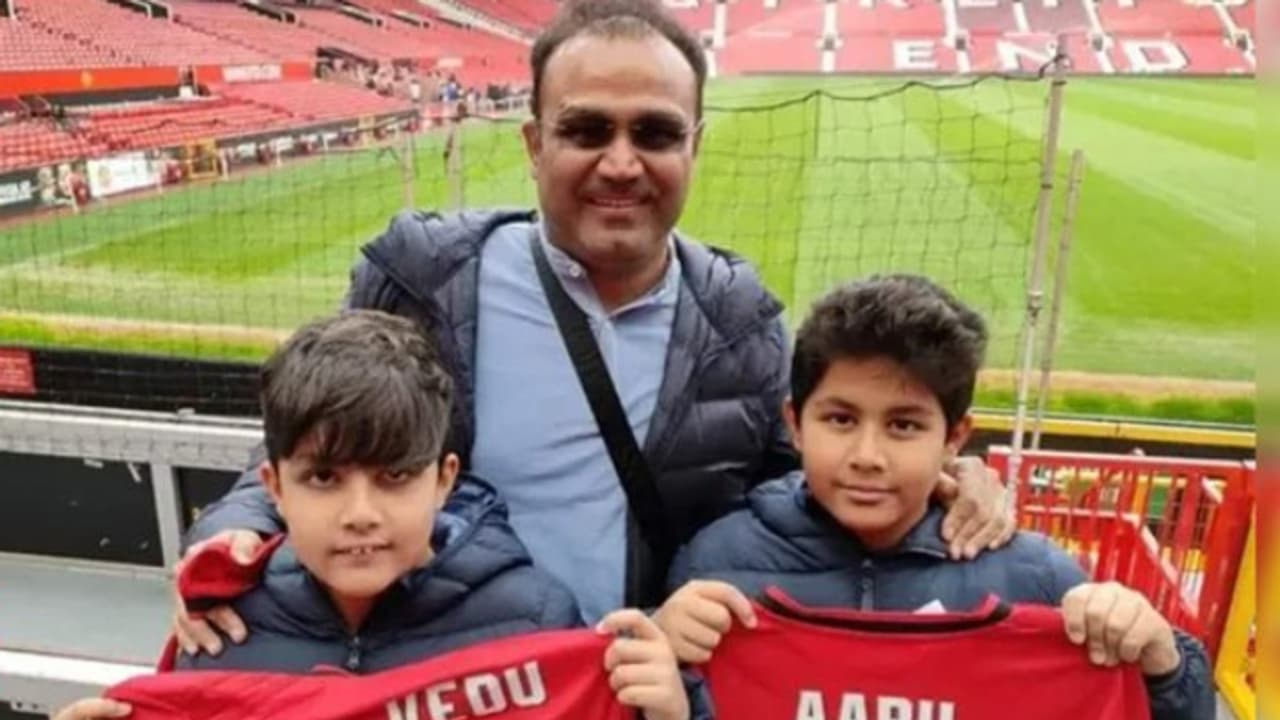 സെവാഗിന്റെ ഇളയമകനും പ്രൊഫഷണല് ക്രിക്കറ്റിലേക്കുള്ള വരവറിയിച്ചു! വിജയ് മര്ച്ചന്റ് ട്രോഫിയില് ഗംഭീര പ്രകടനം സെവാഗിന്റെ ഇളയമകനും പ്രൊഫഷണല് ക്രിക്കറ്റിലേക്കുള്ള വരവറിയിച്ചു! വിജയ് മര്ച്ചന്റ് ട്രോഫിയില് ഗംഭീര പ്രകടനം