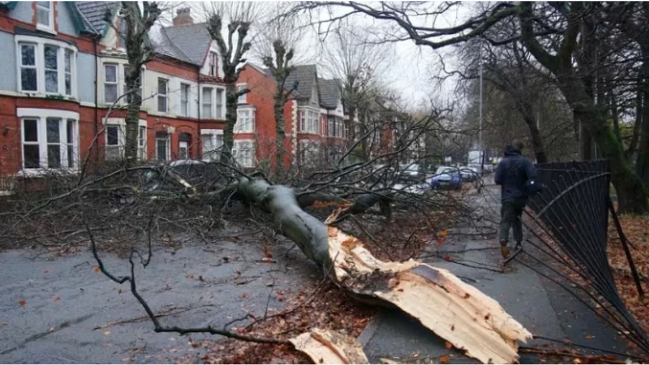 145 കിമീ വേഗതയിൽ ആഞ്ഞടിച്ചു, ലക്ഷക്കണക്കിന് വീടുകൾ ഇരുട്ടിൽ, വെള്ളപ്പൊക്കം; ബ്രിട്ടനെ വിറപ്പിച്ച് ഡാറ 145 കിമീ വേഗതയിൽ ആഞ്ഞടിച്ചു, ലക്ഷക്കണക്കിന് വീടുകൾ ഇരുട്ടിൽ, വെള്ളപ്പൊക്കം; ബ്രിട്ടനെ വിറപ്പിച്ച് ഡാറ