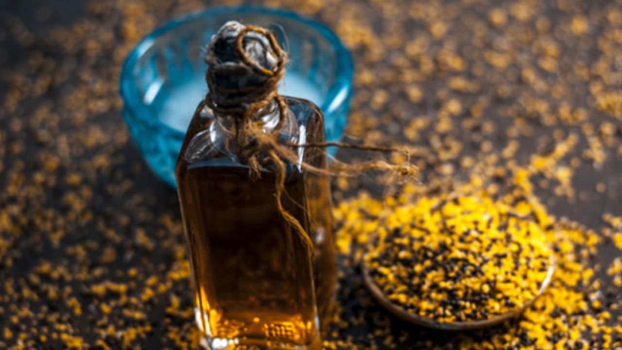 ശൈത്യകാലത്ത് ചര്മ്മത്തില് കടുകെണ്ണ പുരട്ടുന്നതിൻ്റെ ഗുണങ്ങൾ ശൈത്യകാലത്ത് ചര്മ്മത്തില് കടുകെണ്ണ പുരട്ടുന്നതിൻ്റെ ഗുണങ്ങൾ