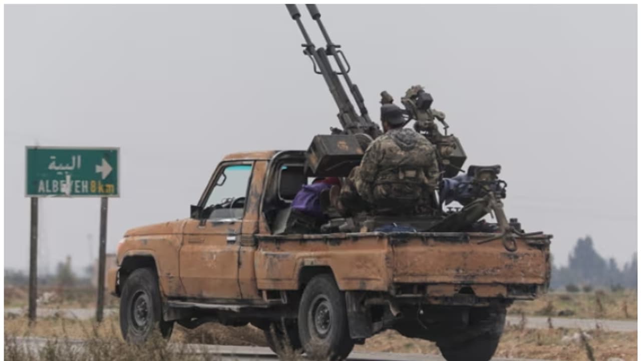 സിറിയൻ തലസ്ഥാനം ദമാസ്ക്കസ് വളഞ്ഞ് വിമതർ, 3 സുപ്രധാന നഗരങ്ങൾ പിടിച്ചു; പ്രസിഡന്റ് രാജ്യം വിട്ടെന്ന് അഭ്യൂഹം സിറിയൻ തലസ്ഥാനം ദമാസ്ക്കസ് വളഞ്ഞ് വിമതർ, 3 സുപ്രധാന നഗരങ്ങൾ പിടിച്ചു; പ്രസിഡന്റ് രാജ്യം വിട്ടെന്ന് അഭ്യൂഹം