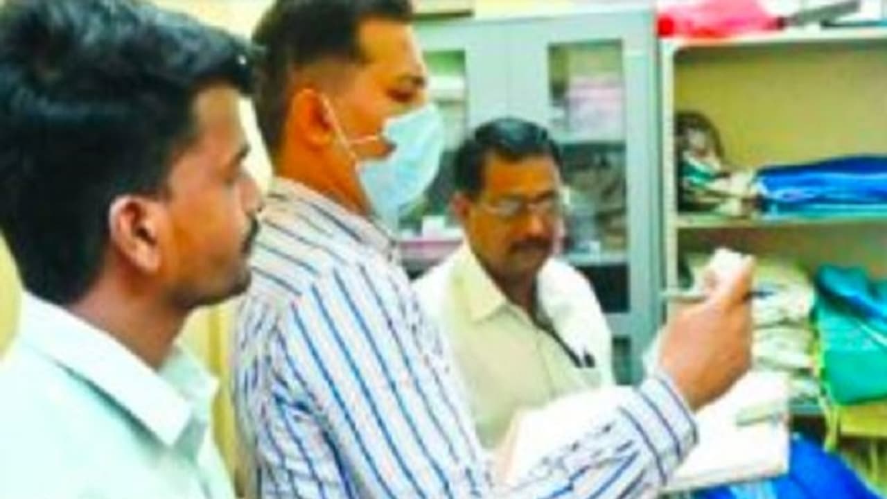 5 ಬಾಣಂತಿಯರ ಬಲಿ ಪಡೆದ ಬಳ್ಳಾರಿ ಆಸ್ಪತ್ರೆಗೆ ಲೋಕಾಯುಕ್ತ ದಾಳಿ 5 ಬಾಣಂತಿಯರ ಬಲಿ ಪಡೆದ ಬಳ್ಳಾರಿ ಆಸ್ಪತ್ರೆಗೆ ಲೋಕಾಯುಕ್ತ ದಾಳಿ