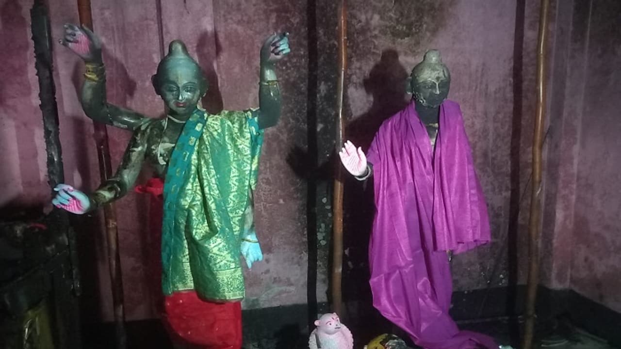 ಬಾಂಗ್ಲಾ: ಮತ್ತೆ ಹಿಂದೂ ದೇಗುಲ ಮೇಲೆ ದಾಳಿ, ಮೂರ್ತಿಗೆ ಬೆಂಕಿ, ಇಸ್ಕಾನ್ ದೇವಸ್ಥಾನ ಕರಕಲು ಬಾಂಗ್ಲಾ: ಮತ್ತೆ ಹಿಂದೂ ದೇಗುಲ ಮೇಲೆ ದಾಳಿ, ಮೂರ್ತಿಗೆ ಬೆಂಕಿ, ಇಸ್ಕಾನ್ ದೇವಸ್ಥಾನ ಕರಕಲು