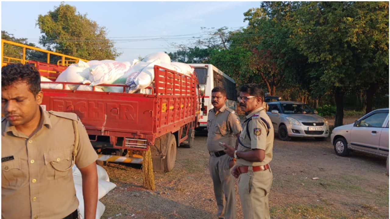 ബെം​ഗളൂരുവിൽ നിന്ന് പാലക്കാട്ടേക്ക് കാലിത്തീറ്റയുമായി ലോറി; എലപ്പുള്ളിയിൽ തടഞ്ഞ് പൊലീസ്, 3500ലിറ്റർ സ്പിരിറ്റ്