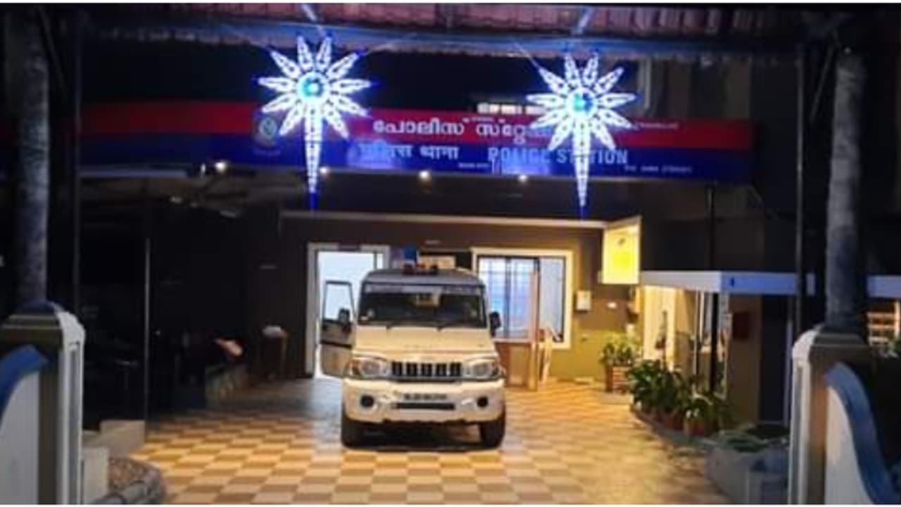 റോഡിന് നടുവിൽ വാഹനം നിർത്തി അഭ്യാസപ്രകടനം, മാറ്റാൻ പറഞ്ഞപ്പോൾ പൊലീസിനുനേരെ ആക്രമണം; കൊച്ചിയിൽ 7 പേർ അറസ്റ്റിൽ റോഡിന് നടുവിൽ വാഹനം നിർത്തി അഭ്യാസപ്രകടനം, മാറ്റാൻ പറഞ്ഞപ്പോൾ പൊലീസിനുനേരെ ആക്രമണം; കൊച്ചിയിൽ 7 പേർ അറസ്റ്റിൽ