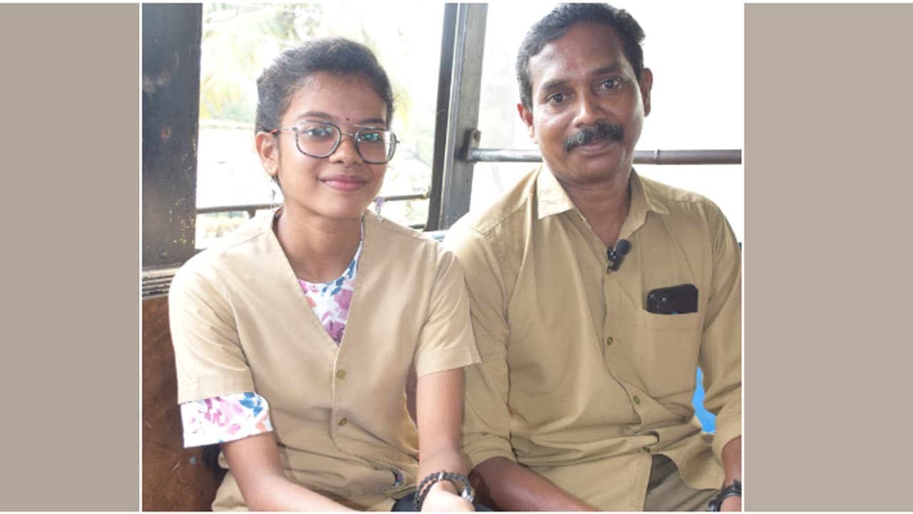 കുട്ടിക്കാലം തൊട്ട് ബസുകളോടിഷ്ടം; അച്ഛൻ ഓടിക്കുന്ന ബസിൽ കണ്ടക്ടറായി എംകോം വിദ്യാർത്ഥിനി അനന്തലക്ഷ്മി കുട്ടിക്കാലം തൊട്ട് ബസുകളോടിഷ്ടം; അച്ഛൻ ഓടിക്കുന്ന ബസിൽ കണ്ടക്ടറായി എംകോം വിദ്യാർത്ഥിനി അനന്തലക്ഷ്മി