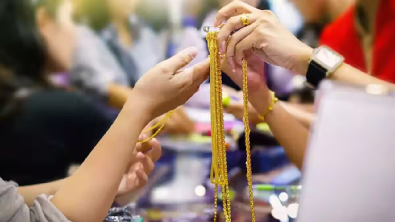 Gold Rate Today: നാല് ദിവസങ്ങൾക്ക് ശേഷം സ്വർണവില മുകളിലേക്ക്; ഒരു പവൻ വാങ്ങണമെങ്കിൽ എത്ര നൽകണം Gold Rate Today: നാല് ദിവസങ്ങൾക്ക് ശേഷം സ്വർണവില മുകളിലേക്ക്; ഒരു പവൻ വാങ്ങണമെങ്കിൽ എത്ര നൽകണം