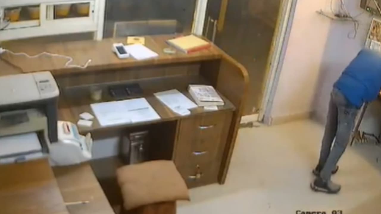 പെട്രോൾ പമ്പിലേക്ക് കയറിയതും കണ്ടത് പൂജാമുറി; എന്നാലൊന്ന് തൊഴുതേക്കാമെന്ന് കള്ളൻ, കൊണ്ടുപോയത് 1.57 ലക്ഷം പെട്രോൾ പമ്പിലേക്ക് കയറിയതും കണ്ടത് പൂജാമുറി; എന്നാലൊന്ന് തൊഴുതേക്കാമെന്ന് കള്ളൻ, കൊണ്ടുപോയത് 1.57 ലക്ഷം