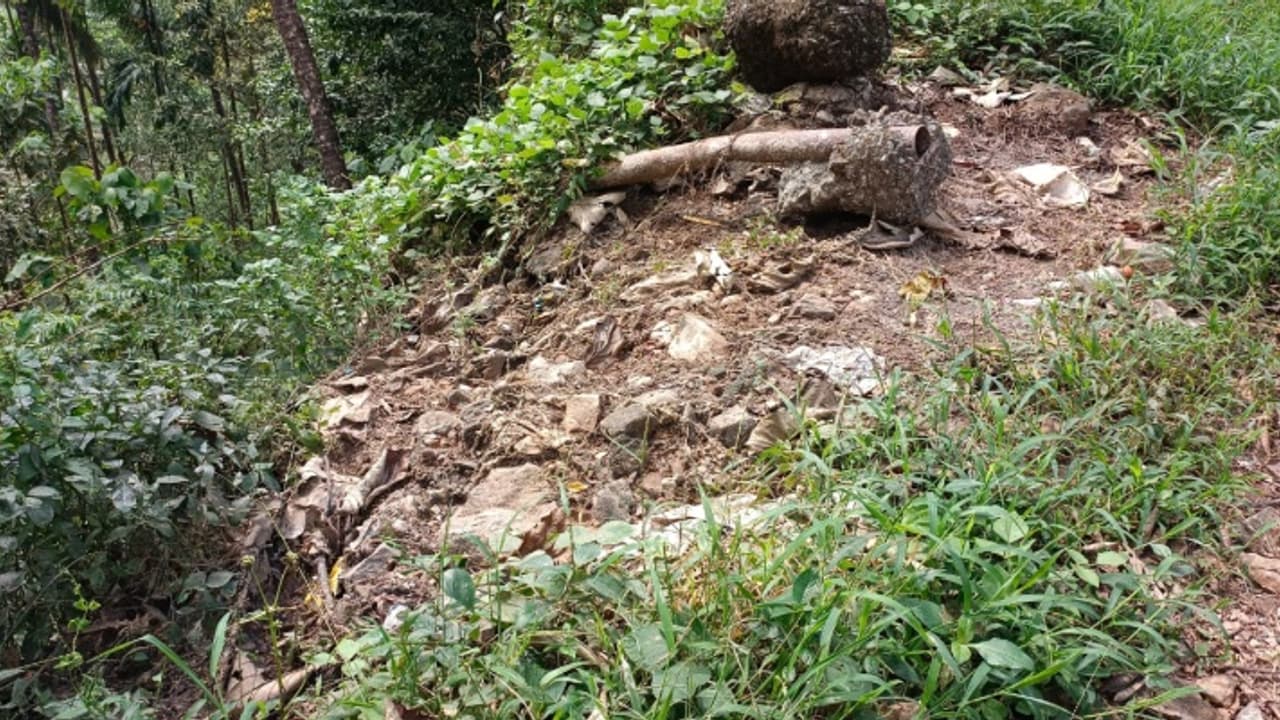 ദുർഗന്ധം മാറാൻ രാസപദാര്‍ത്ഥം, കുറ്റ്യാടി ചുരത്തിൽ കുടിവെള്ളമെടുക്കുന്ന അരുവിക്കടുത്ത് കക്കൂസ് മാലിന്യം തള്ളി