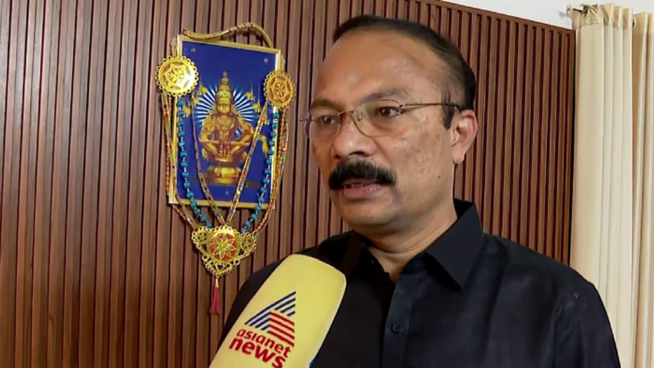 ദിലീപിന് വിഐപി ദർശനം: കുറ്റക്കാർക്ക് നോട്ടീസ് നൽകി, കോടതിയുടെ നിലപാടറിഞ്ഞ ശേഷം നടപടിയെന്ന് ദേവസ്വം പ്രസിഡൻറ് ദിലീപിന് വിഐപി ദർശനം: കുറ്റക്കാർക്ക് നോട്ടീസ് നൽകി, കോടതിയുടെ നിലപാടറിഞ്ഞ ശേഷം നടപടിയെന്ന് ദേവസ്വം പ്രസിഡൻറ്