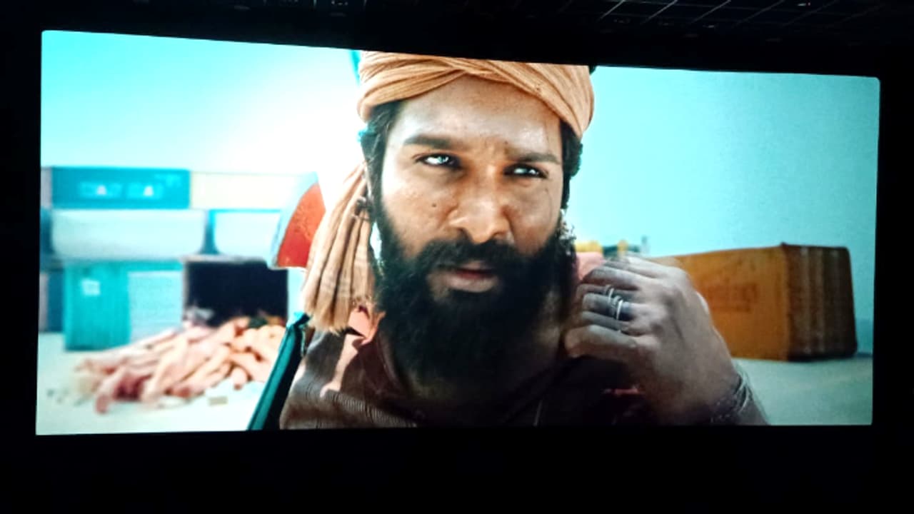 ഇടവേളയ്ക്ക് തൊട്ടുമുന്‍പ് എൻഡ് ക്രെഡിറ്റ്സ്! ഞെട്ടി ജനം, 'പുഷ്‍പ 2' രണ്ടാം പകുതി ആദ്യം പ്ലേ ചെയ്‍ത് തിയറ്റർ