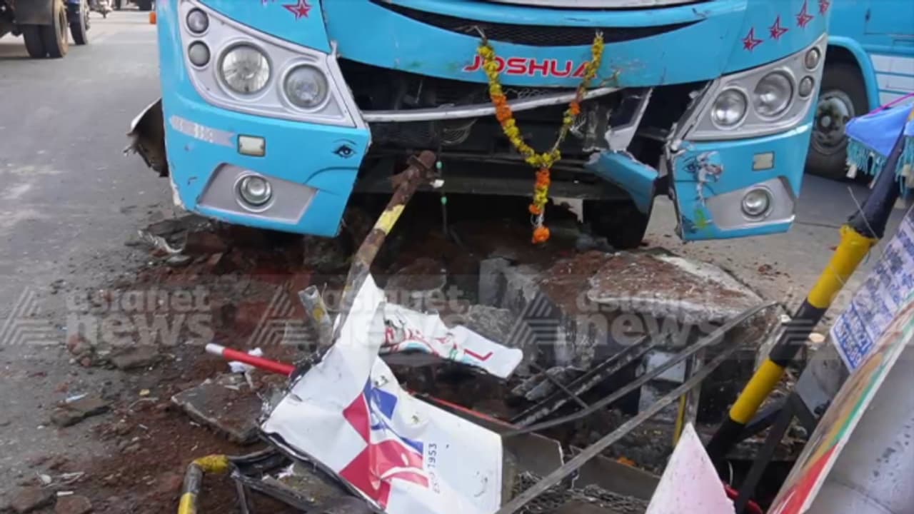 കോട്ടയത്ത് ഡ്രൈവർക്ക് നെഞ്ചുവേദന; ഓടിക്കൊണ്ടിരുന്ന സ്വകാര്യ ബസ് അപകടത്തിൽപെട്ടു; യാത്രക്കാർക്ക് പരുക്കേറ്റു