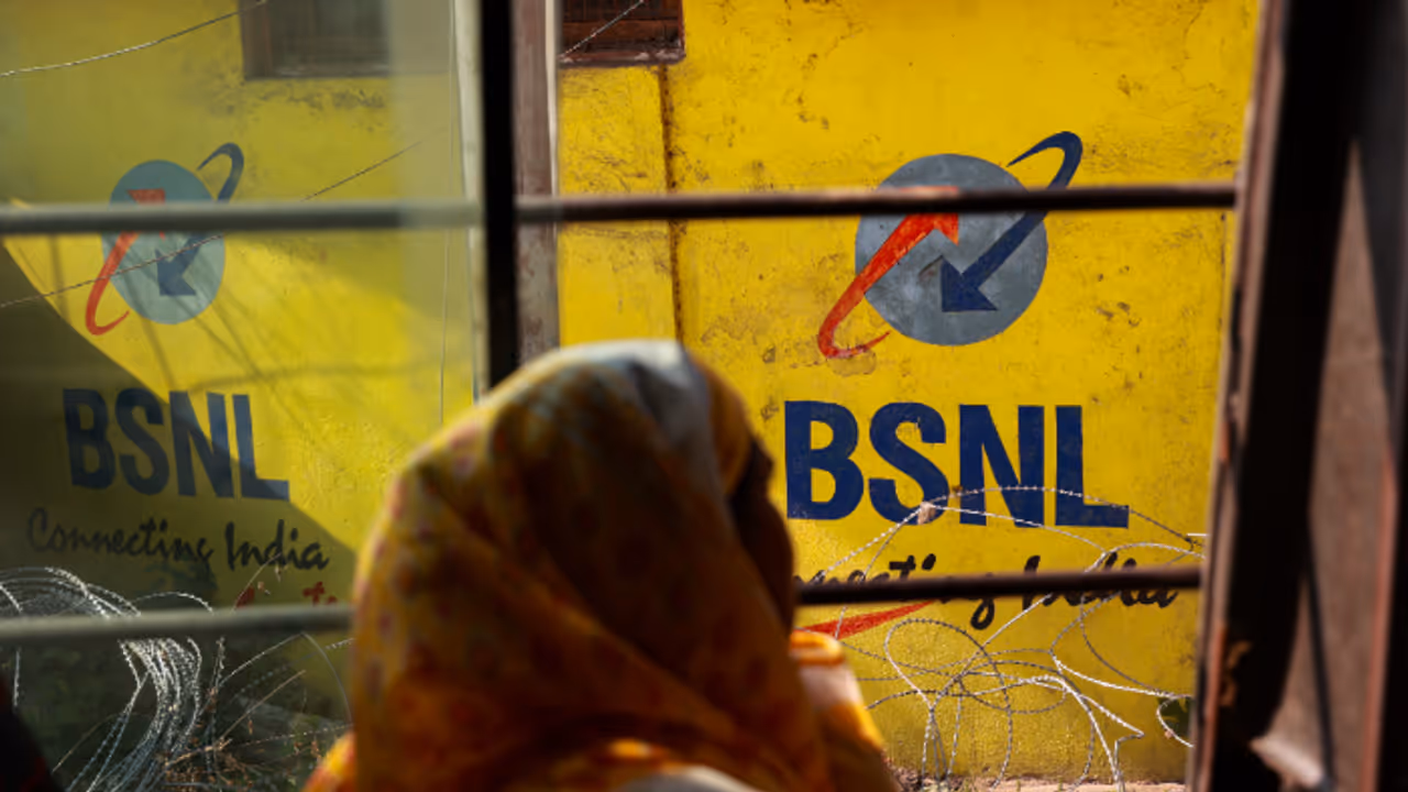 മാസംതോറും 1200 ജിബി, മൂന്ന് മാസത്തേക്ക് വെറും 999 രൂപ; ആകര്ഷകമായ ബ്രോഡ്ബാന്ഡ് പ്ലാനുമായി ബിഎസ്എന്എല് മാസംതോറും 1200 ജിബി, മൂന്ന് മാസത്തേക്ക് വെറും 999 രൂപ; ആകര്ഷകമായ ബ്രോഡ്ബാന്ഡ് പ്ലാനുമായി ബിഎസ്എന്എല്