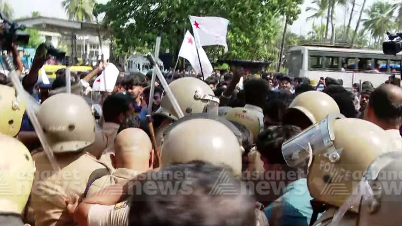 Kerala: Clashes during SFI protest over nursing student's suicide attempt in Kanhangad Kerala: Clashes during SFI protest over nursing student's suicide attempt in Kanhangad