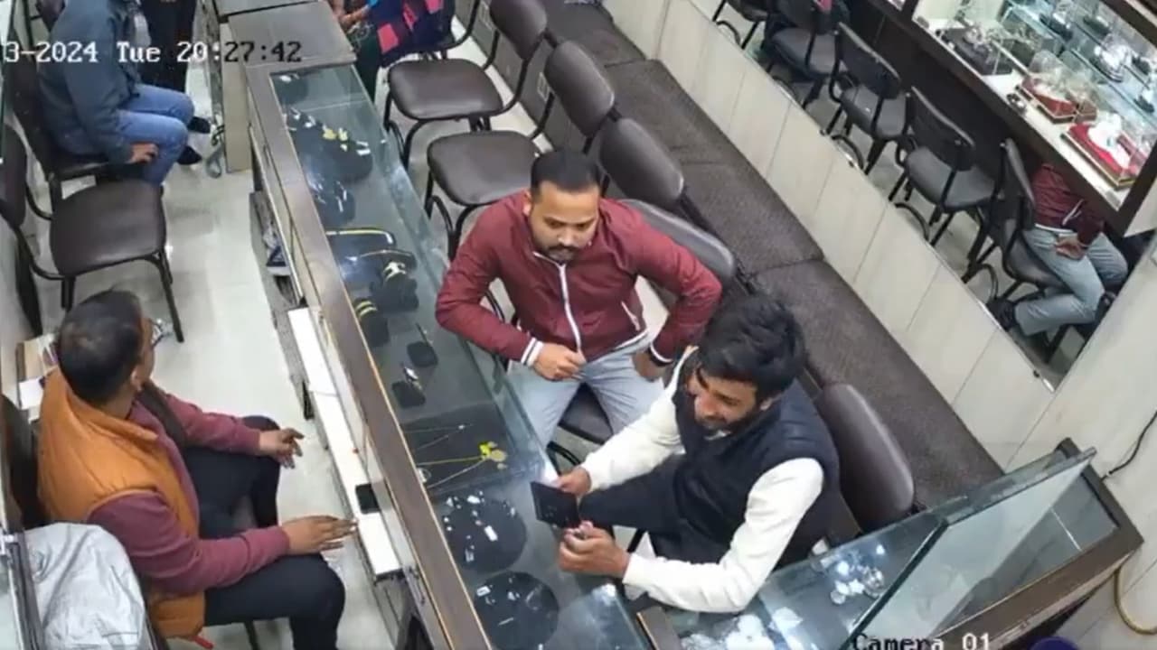 CCTV footage shows comedian Sunil Pal's kidnappers buying expensive jewellery with ransom money (WATCH) CCTV footage shows comedian Sunil Pal's kidnappers buying expensive jewellery with ransom money (WATCH)