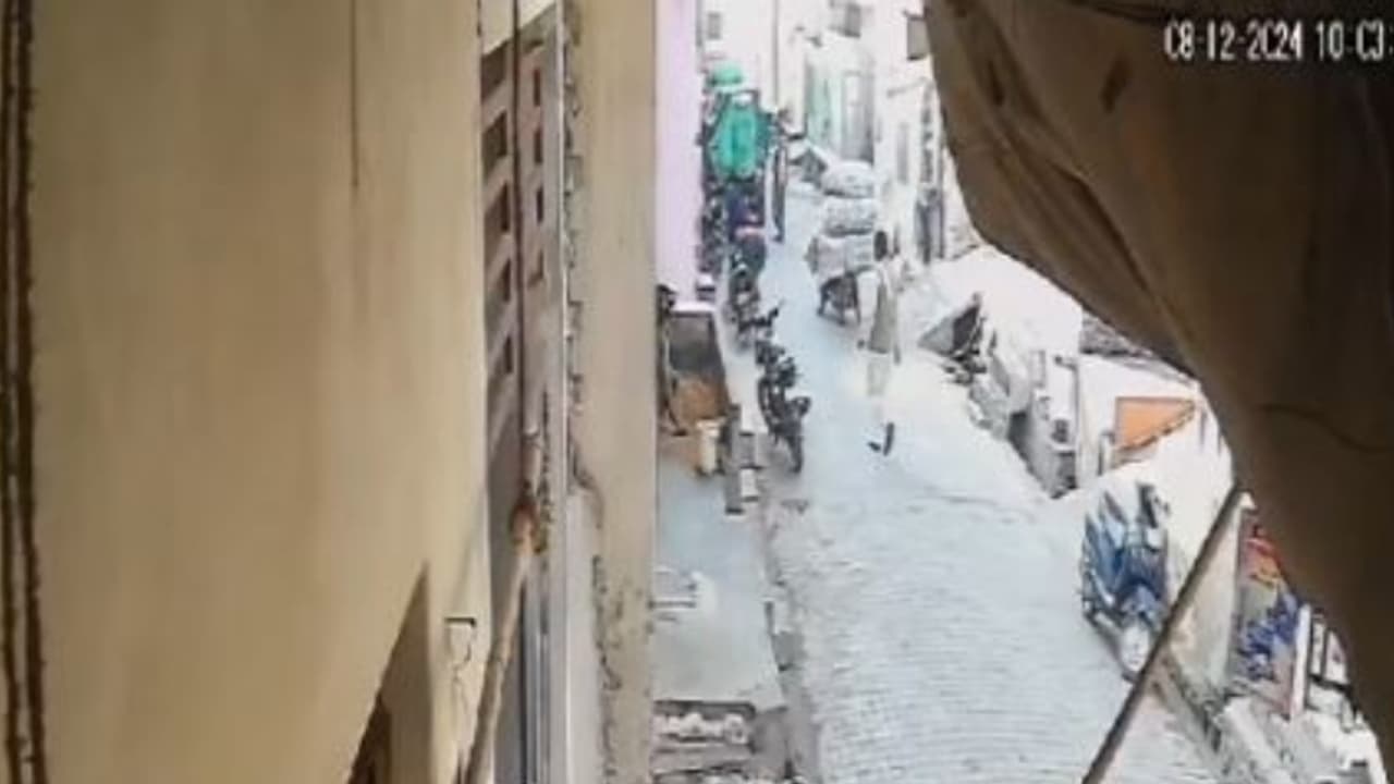 മദ്യപിക്കാൻ പണമില്ല ആകെയുള്ള വീട് വിൽക്കാൻ തടസമായത് ഭാര്യ, 50 കാരിയെ തല്ലിക്കൊന്ന് ഭർത്താവും മകനും 