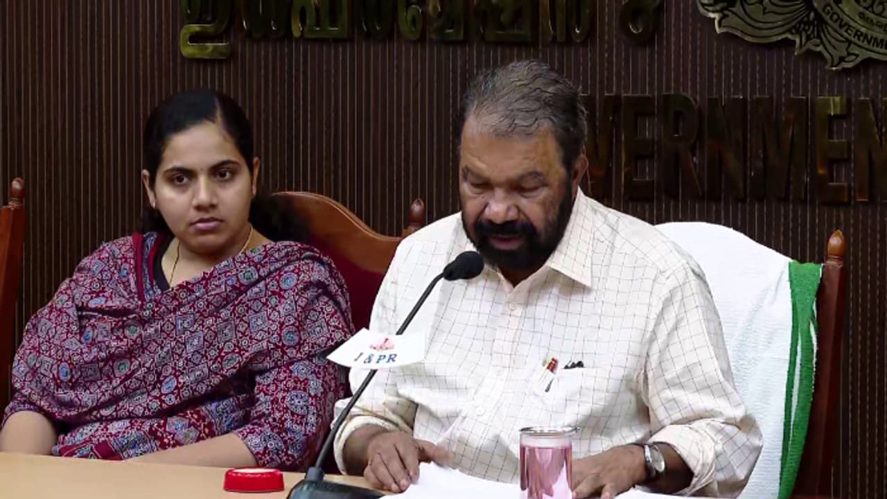 കലോത്സവ നൃത്താവിഷ്കാരത്തിന് പ്രതിഫലം; നടിക്കെതിരായ പ്രസ്താവന പിൻവലിച്ച് മന്ത്രി, 'അനാവശ്യ വിവാദങ്ങള്ക്കില്ല' കലോത്സവ നൃത്താവിഷ്കാരത്തിന് പ്രതിഫലം; നടിക്കെതിരായ പ്രസ്താവന പിൻവലിച്ച് മന്ത്രി, 'അനാവശ്യ വിവാദങ്ങള്ക്കില്ല'