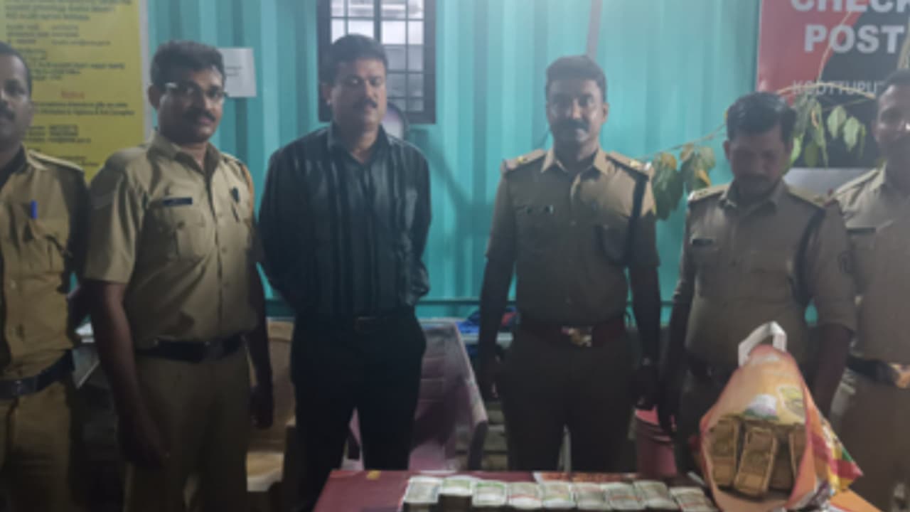 കര്‍ണാടകയിൽ നിന്ന് കണ്ണൂരേക്കെത്തിയ വാഹനം; അപ്രതീക്ഷിത പരിശോധനയിൽ നിറയെ നോട്ടുകെട്ടുകൾ, 40 ലക്ഷം പിടിച്ചു