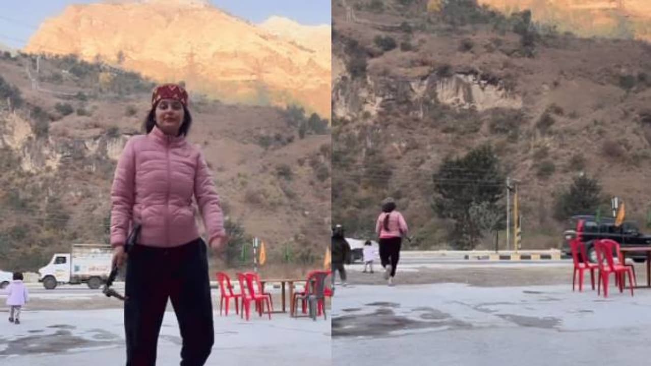 ഒരുനിമിഷം വൈകിപ്പോയാല്‍..; കൊച്ചുകുഞ്ഞ് റോഡിലേക്ക്, റീൽ ഷൂട്ട് ചെയ്യുന്നതിൽ മുഴുകി യുവതി, വിമർശനം