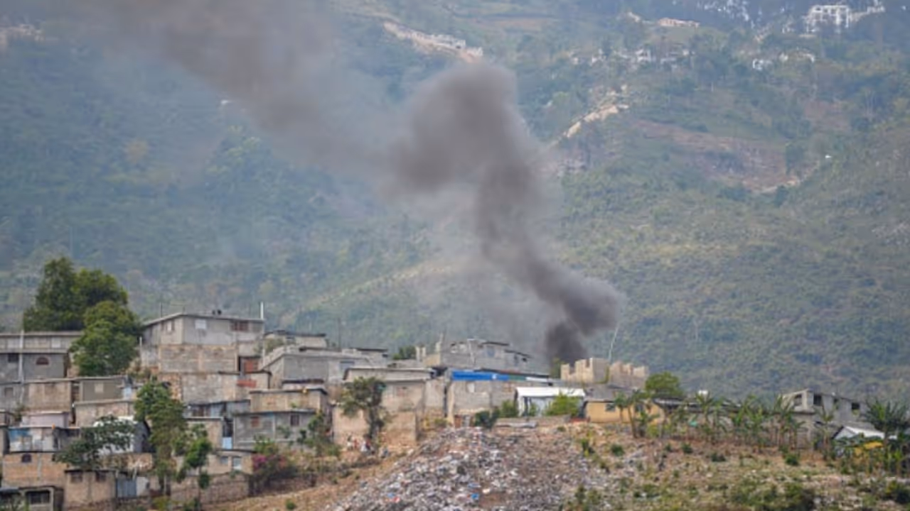 'മകൻ മരിച്ചതിന് പിന്നിൽ മന്ത്രവാദികൾ', ഹെയ്തിയിൽ പട്ടാപ്പകൽ ഗുണ്ടാനേതാവ് കൊന്നുതള്ളിയത് നൂറിലേറെ പേരെ 'മകൻ മരിച്ചതിന് പിന്നിൽ മന്ത്രവാദികൾ', ഹെയ്തിയിൽ പട്ടാപ്പകൽ ഗുണ്ടാനേതാവ് കൊന്നുതള്ളിയത് നൂറിലേറെ പേരെ