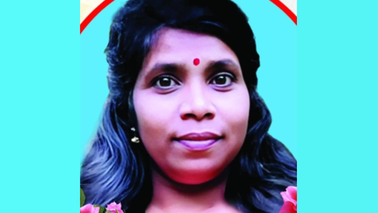 പ്ലാസ്റ്റിക് ശേഖരിക്കാൻ വീടുകയറുന്നതിനിടെ ഹരിതകർമ്മ സേനാംഗം കുഴഞ്ഞുവീണു മരിച്ചു പ്ലാസ്റ്റിക് ശേഖരിക്കാൻ വീടുകയറുന്നതിനിടെ ഹരിതകർമ്മ സേനാംഗം കുഴഞ്ഞുവീണു മരിച്ചു