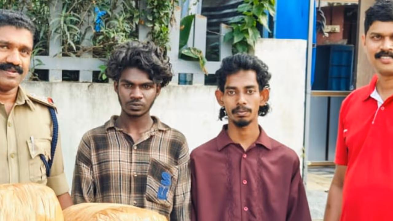 ആന്ധ്ര ടു തൃശൂര് കെഎസ്ആര്ടിസി, യാത്രക്കാരായി 19ഉം 22ഉം വയസുള്ളവര്, പരിശോധനയിൽ പിടിച്ചത് 13 കിലോ കഞ്ചാവ് ആന്ധ്ര ടു തൃശൂര് കെഎസ്ആര്ടിസി, യാത്രക്കാരായി 19ഉം 22ഉം വയസുള്ളവര്, പരിശോധനയിൽ പിടിച്ചത് 13 കിലോ കഞ്ചാവ്