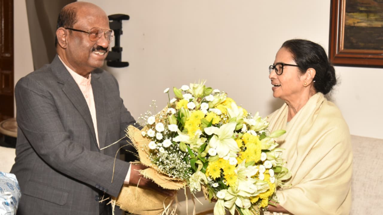 പുഞ്ചിരിച്ച് പൂച്ചെണ്ടുകളുമായി രാജ്ഭവൻ പടികയറി മമത, സന്തോഷത്തിൽ മടക്കം, മുഖ്യമന്ത്രി ഗവർണർ പോരിൽ മഞ്ഞുരുക്കം പുഞ്ചിരിച്ച് പൂച്ചെണ്ടുകളുമായി രാജ്ഭവൻ പടികയറി മമത, സന്തോഷത്തിൽ മടക്കം, മുഖ്യമന്ത്രി ഗവർണർ പോരിൽ മഞ്ഞുരുക്കം