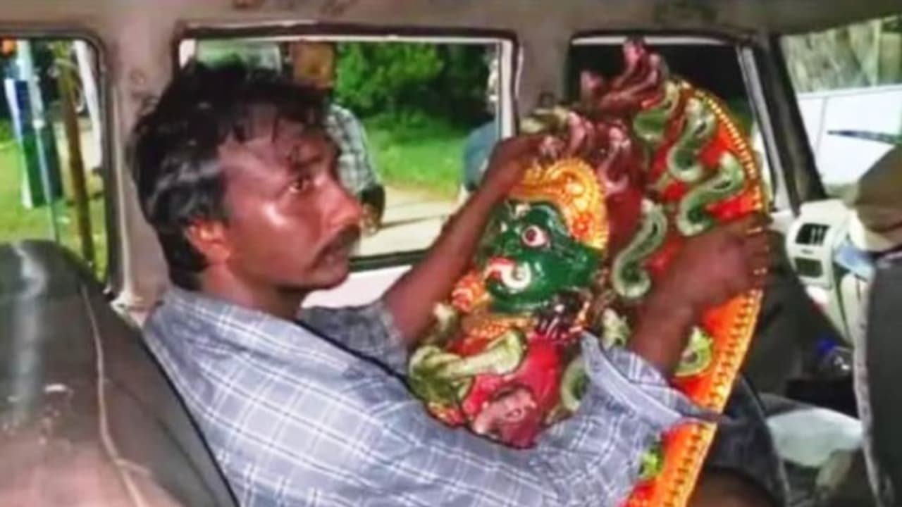 ദേവീക്ഷേത്രത്തിലെ തിരുമുടിയും കണ്ണാടി ബിംബവും കടത്തിക്കൊണ്ടുപോയി ; യുവാവിനെ പിടികൂടി നാട്ടുകാർ