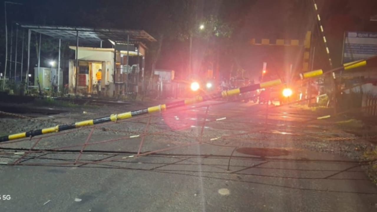 നങ്യാർകുളങ്ങര റെയിൽവേ ക്രോസ്സിലെ ഗേറ്റ് ഒടിഞ്ഞു വീണു; ഒഴിവായത് വലിയ അപകടം