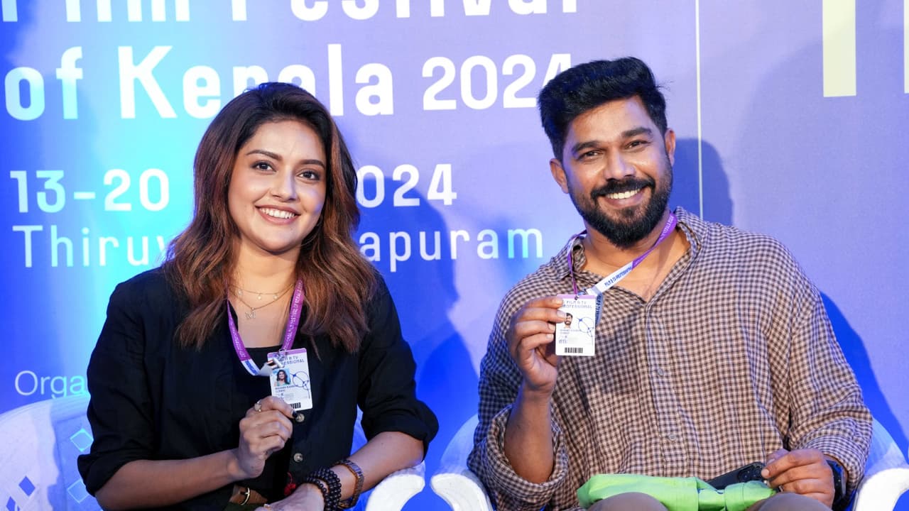 ഐഎഫ്എഫ്കെ ഡെലിഗേറ്റ് കിറ്റ് വിതരണം ആരംഭിച്ചു: ആദ്യ ഡെലിഗേറ്റുകളായി ഷറഫുദ്ദീനും മഹിമയും