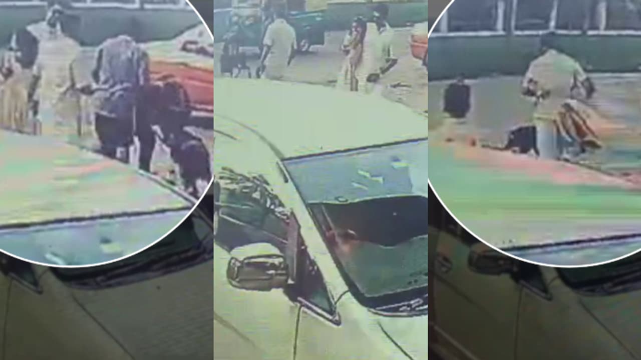 ഭക്ഷണം കഴിക്കാൻ വാഹനം നിര്ത്തി, വളര്ത്തു നായകള് പാഞ്ഞെത്തി ആക്രമിച്ചു; പൊലീസ് കേസെടുത്തില്ലെന്ന് പരാതി ഭക്ഷണം കഴിക്കാൻ വാഹനം നിര്ത്തി, വളര്ത്തു നായകള് പാഞ്ഞെത്തി ആക്രമിച്ചു; പൊലീസ് കേസെടുത്തില്ലെന്ന് പരാതി