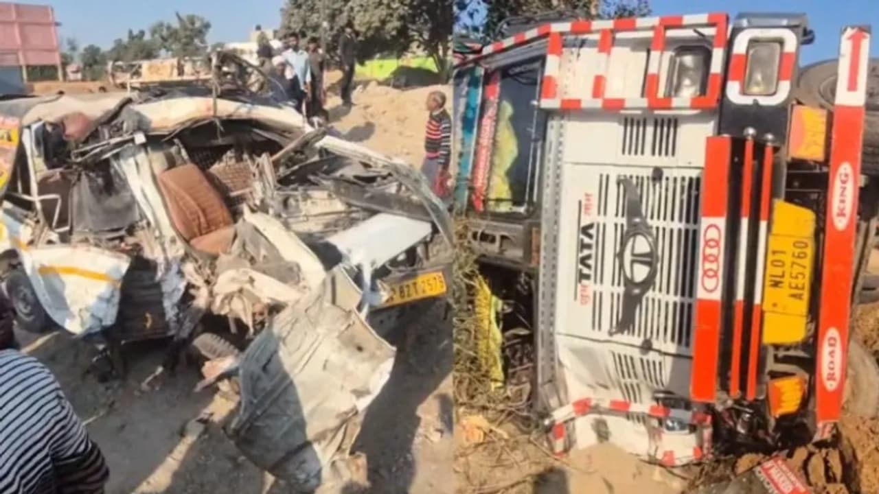 വാനും ട്രക്കും നേർക്കുനേർ കൂട്ടിയിടിച്ച് ഒരു കുടുംബത്തിലെ ഏഴ് പേർ മരിച്ചു; ദാരുണ അപകടം ഹാഥ്റസിൽ വാനും ട്രക്കും നേർക്കുനേർ കൂട്ടിയിടിച്ച് ഒരു കുടുംബത്തിലെ ഏഴ് പേർ മരിച്ചു; ദാരുണ അപകടം ഹാഥ്റസിൽ