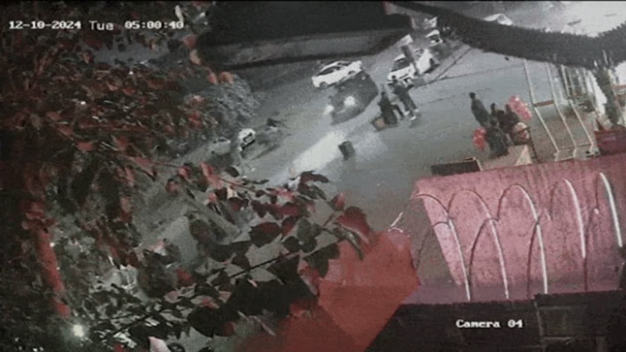 പുലർച്ചെ നൈറ്റ് ക്ലബ്ബിന് മുന്നിലെത്തി പെട്രോൾ ബോംബെറിഞ്ഞു, യുവാവ് പിടിയിൽ; മദ്യലഹരിയിലായിരുന്നുവെന്ന് പൊലീസ് പുലർച്ചെ നൈറ്റ് ക്ലബ്ബിന് മുന്നിലെത്തി പെട്രോൾ ബോംബെറിഞ്ഞു, യുവാവ് പിടിയിൽ; മദ്യലഹരിയിലായിരുന്നുവെന്ന് പൊലീസ്