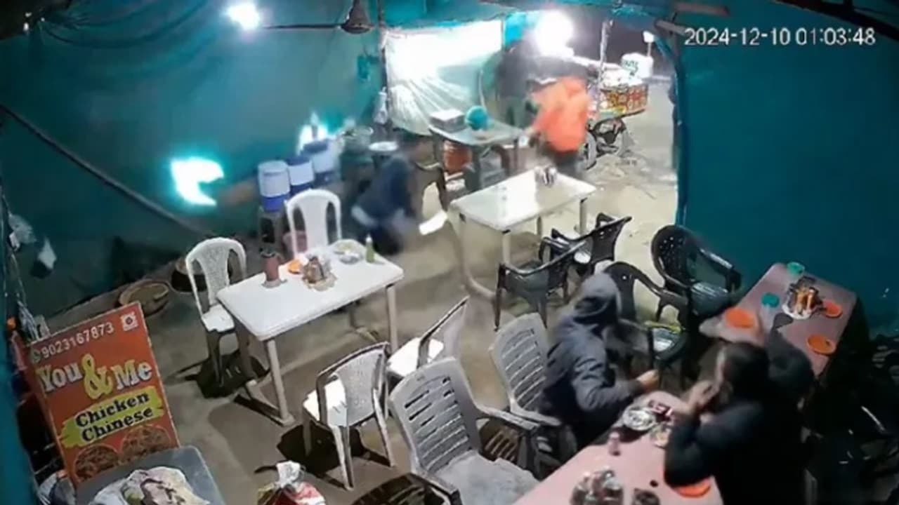 റസ്റ്റോറന്റിൽ ഭക്ഷണം കഴിച്ചുകൊണ്ടിരിക്കെ ടേബിളുകൾക്കിടയിലൂടെ കാർ പാഞ്ഞുകയറി; ഓടി രക്ഷപ്പെട്ട് ആളുകൾ, 3 പേർക്ക്