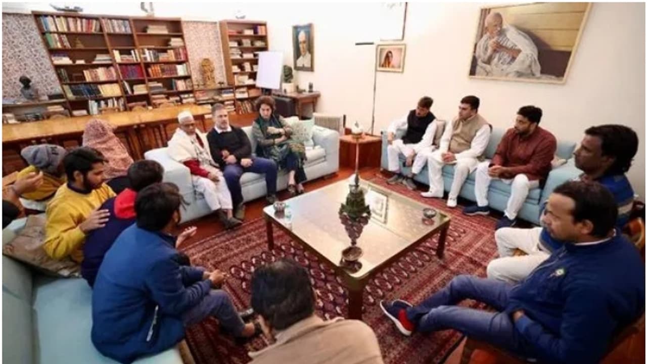 സംഭൽ ഇരകളുടെ കുടുംബത്തെ കണ്ട് രാഹുൽ ഗാന്ധി, കൂടിക്കാഴ്ച ദില്ലിയിൽ, ഒപ്പം പ്രിയങ്കയും സംഭൽ ഇരകളുടെ കുടുംബത്തെ കണ്ട് രാഹുൽ ഗാന്ധി, കൂടിക്കാഴ്ച ദില്ലിയിൽ, ഒപ്പം പ്രിയങ്കയും