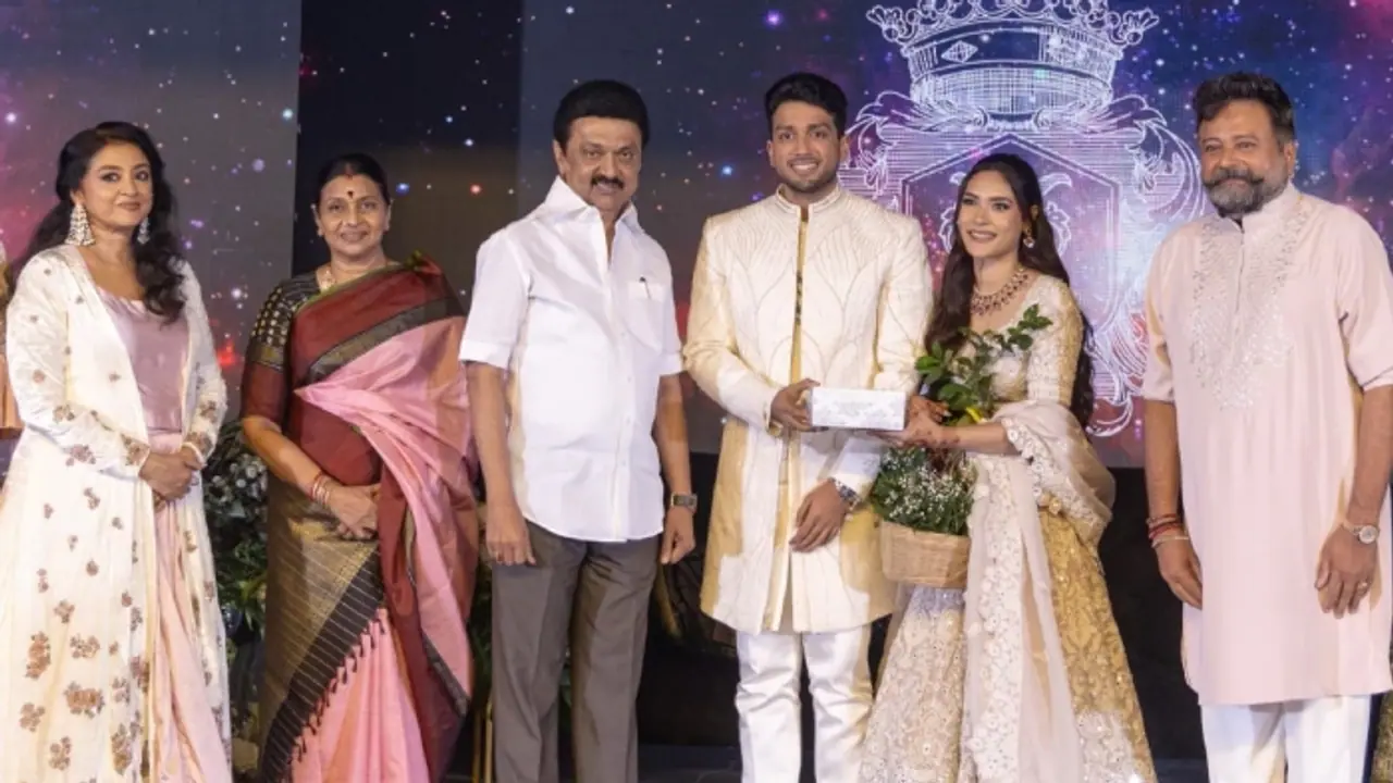 കണ്ണനെയും താരുവിനെയും അനു​ഗ്രഹിക്കാൻ സ്റ്റാലിൻ എത്തി; ആഘോഷമായി കാളിദാസ് തരിണി സം​ഗീത് ഫങ്ഷൻ