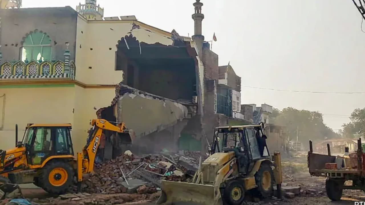 കൈയേറ്റമാരോപിച്ച് ഉത്തർപ്രദേശിൽ 185 വർഷം പഴക്കമുള്ള മുസ്ലീം പള്ളിയുടെ ഒരു ഭാഗം പൊളിച്ചുനീക്കി കൈയേറ്റമാരോപിച്ച് ഉത്തർപ്രദേശിൽ 185 വർഷം പഴക്കമുള്ള മുസ്ലീം പള്ളിയുടെ ഒരു ഭാഗം പൊളിച്ചുനീക്കി