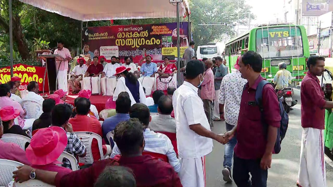 സെക്രട്ടറിയേറ്റിന് മുന്നിൽ റോഡ് കയ്യേറി സമര പന്തൽ; ജോയിന്‍റ് കൗണ്‍സിൽ നേതാക്കള്‍ അടക്കം 150പേർക്കെതിരെ കേസ്