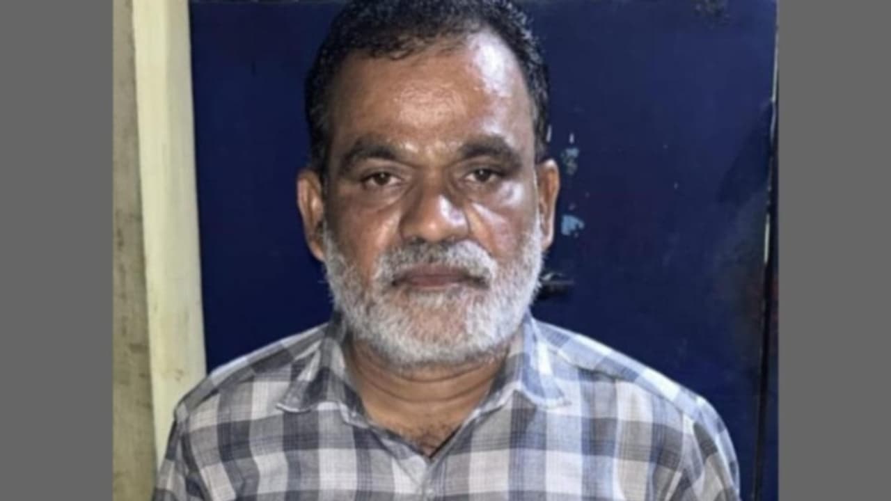 പ്രായപൂർത്തിയാകാത്ത പെണ്കുട്ടികൾക്ക് അശ്ലീല വീഡിയോകൾ കാണിച്ച് ലൈംഗികാതിക്രമം ; പ്രതി അറസ്റ്റില് പ്രായപൂർത്തിയാകാത്ത പെണ്കുട്ടികൾക്ക് അശ്ലീല വീഡിയോകൾ കാണിച്ച് ലൈംഗികാതിക്രമം ; പ്രതി അറസ്റ്റില്