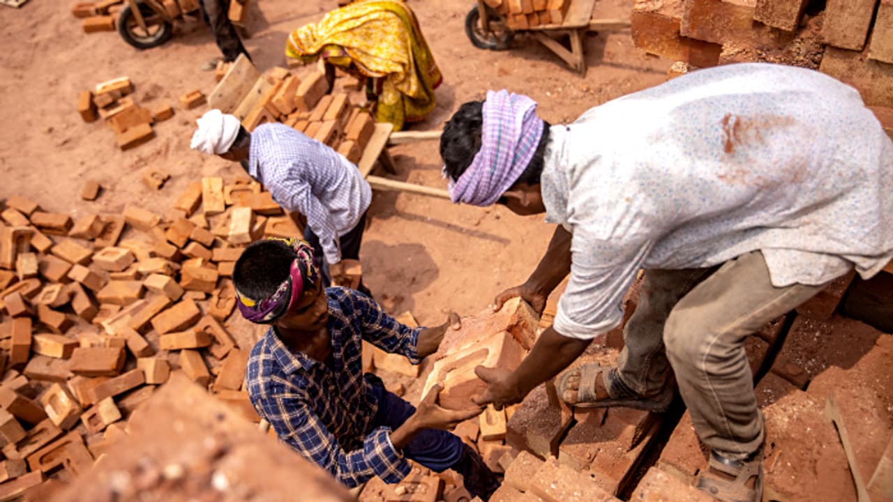 കേരളത്തിലേക്ക് അതിഥി തൊഴിലാളികള് കൂടുതൽ എത്തുന്നതിനു പിന്നിൽ ഈ കാരണം; ആര്ബിഐ റിപ്പോര്ട്ട് പുറത്ത് കേരളത്തിലേക്ക് അതിഥി തൊഴിലാളികള് കൂടുതൽ എത്തുന്നതിനു പിന്നിൽ ഈ കാരണം; ആര്ബിഐ റിപ്പോര്ട്ട് പുറത്ത്