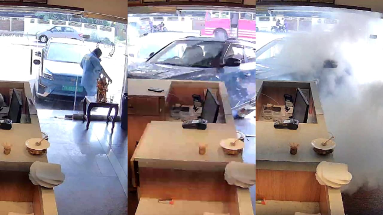 നിയന്ത്രണം വിട്ട കാർ ഗ്യാസ് ഏജന്‍സി ജീവനക്കാരനെ തട്ടിയിട്ടു, ഹോട്ടലിലേക്ക് ഇടിച്ചുകയറി, പിന്നാലെ പുക ഉയർന്നു