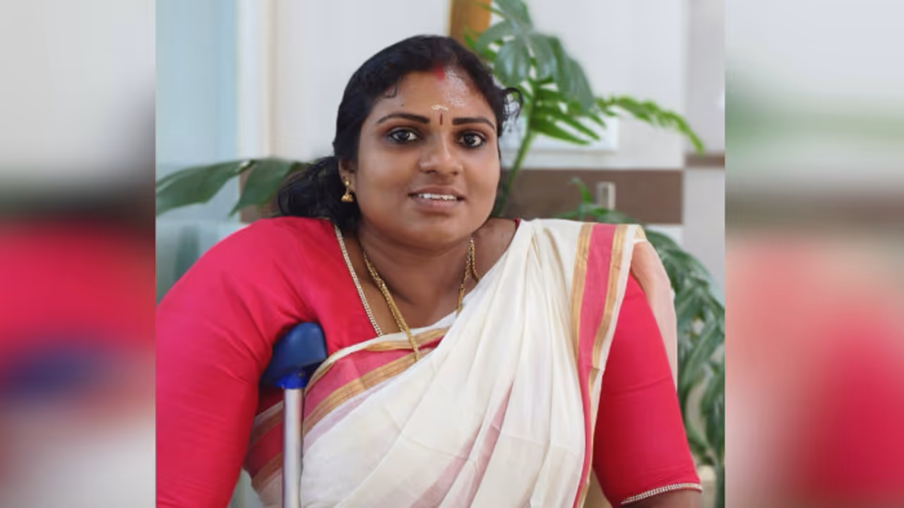 റോഡ് മുറിച്ച് കടക്കുന്നതിനിടെ കെഎസ്ആർടിസി ബസ് കയറിയിറങ്ങി; ഭിന്നശേഷിക്കാരിയായ കെ റെയിൽ ജീവനക്കാരി മരിച്ചു