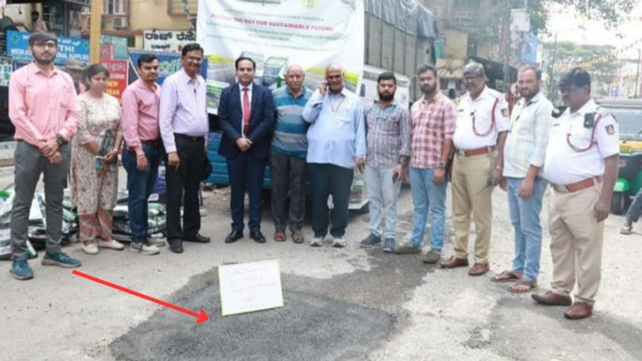ಬೆಂಗಳೂರಿನ ರಸ್ತೆಗುಂಡಿ ಮುಚ್ಚಲು ಡಾಂಬರ್ ಬದಲು ಇಕೋಫಿಕ್ಸ್ ಬಳಕೆ; ಏನಾದ್ರೂ ಬಳಸಿ ಒಟ್ನಲ್ಲಿ ಗುಂಡಿ ಮುಚ್ಚಿಸಿ! ಬೆಂಗಳೂರಿನ ರಸ್ತೆಗುಂಡಿ ಮುಚ್ಚಲು ಡಾಂಬರ್ ಬದಲು ಇಕೋಫಿಕ್ಸ್ ಬಳಕೆ; ಏನಾದ್ರೂ ಬಳಸಿ ಒಟ್ನಲ್ಲಿ ಗುಂಡಿ ಮುಚ್ಚಿಸಿ!