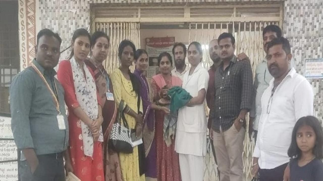 ವಿಜಯನಗರ ಜಿಲ್ಲೆಯಲ್ಲೊಂದು ಹೃದಯ ವಿದ್ರಾವಕ ಘಟನೆ: ಜಮೀನಿನಲ್ಲಿ ಹಸುಗೂಸು ಬಿಟ್ಟು ಹೋದ ಹೆತ್ತಮ್ಮ! ವಿಜಯನಗರ ಜಿಲ್ಲೆಯಲ್ಲೊಂದು ಹೃದಯ ವಿದ್ರಾವಕ ಘಟನೆ: ಜಮೀನಿನಲ್ಲಿ ಹಸುಗೂಸು ಬಿಟ್ಟು ಹೋದ ಹೆತ್ತಮ್ಮ!