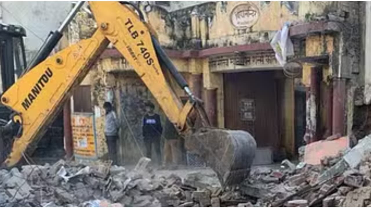 മസ്ജിദ് സർവെക്കിടെ സംഘർഷമുണ്ടായ സംഭലിലും ബുൾഡോസർ! ഡെ. കളക്ടറുടെ നേതൃത്വത്തിൽ കെട്ടിടങ്ങൾ ഇടിച്ചു നിരത്തി മസ്ജിദ് സർവെക്കിടെ സംഘർഷമുണ്ടായ സംഭലിലും ബുൾഡോസർ! ഡെ. കളക്ടറുടെ നേതൃത്വത്തിൽ കെട്ടിടങ്ങൾ ഇടിച്ചു നിരത്തി