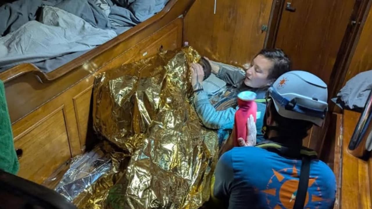 കപ്പൽ തകർന്നു, ഒപ്പമുള്ളവരെ കാണാതായി,ഭക്ഷണവും വെള്ളവുമില്ല, നടുക്കടലിൽ 3 ദിവസം ഒഴുകിനടന്ന 11കാരിക്ക് പുതുജീവൻ കപ്പൽ തകർന്നു, ഒപ്പമുള്ളവരെ കാണാതായി,ഭക്ഷണവും വെള്ളവുമില്ല, നടുക്കടലിൽ 3 ദിവസം ഒഴുകിനടന്ന 11കാരിക്ക് പുതുജീവൻ