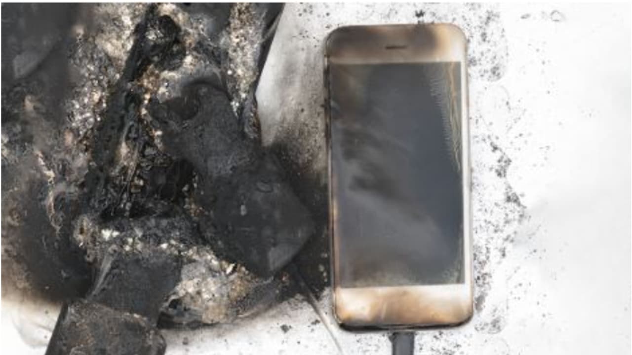 മൊബൈൽ ഫോൺ ചാർജർ പൊട്ടിത്തെറിച്ച് തീപിടിത്തം; കനത്ത പുക ശ്വസിച്ച് സൗദിയിൽ ആറംഗ കുടുംബത്തിന് ദാരുണാന്ത്യം 