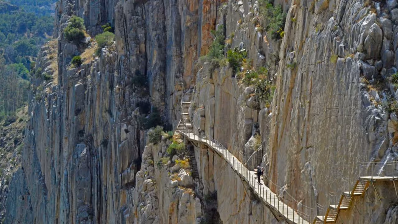 SHOCKING! 20 year old British climber falls, dies while exploring mountain in Spain